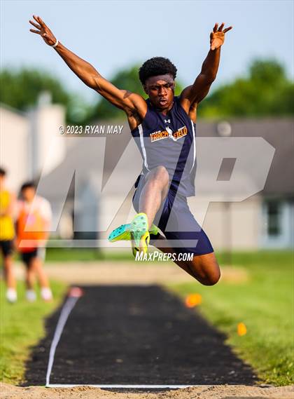 Thumbnail 2 in IHSAA Sectionals photogallery.