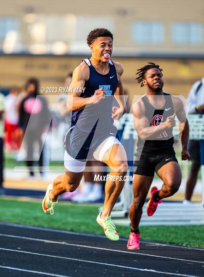 Thumbnail 2 in IHSAA Sectionals photogallery.