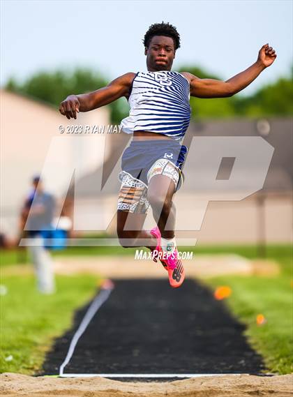 Thumbnail 1 in IHSAA Sectionals photogallery.