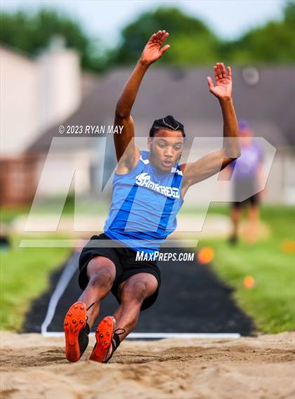 Thumbnail 2 in IHSAA Sectionals photogallery.