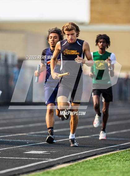 Thumbnail 2 in IHSAA Sectionals photogallery.