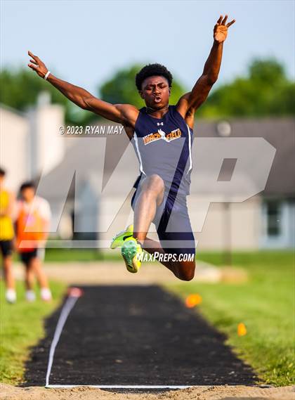 Thumbnail 1 in IHSAA Sectionals photogallery.