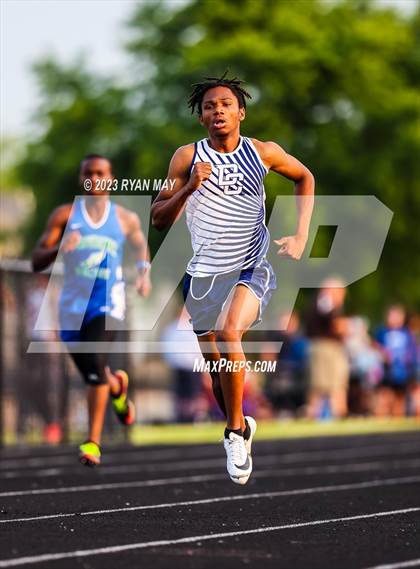 Thumbnail 1 in IHSAA Sectionals photogallery.