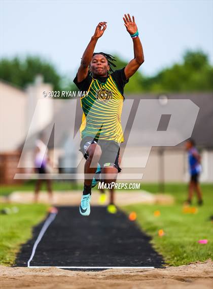 Thumbnail 1 in IHSAA Sectionals photogallery.