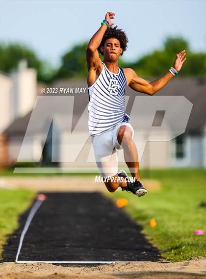 Thumbnail 1 in IHSAA Sectionals photogallery.