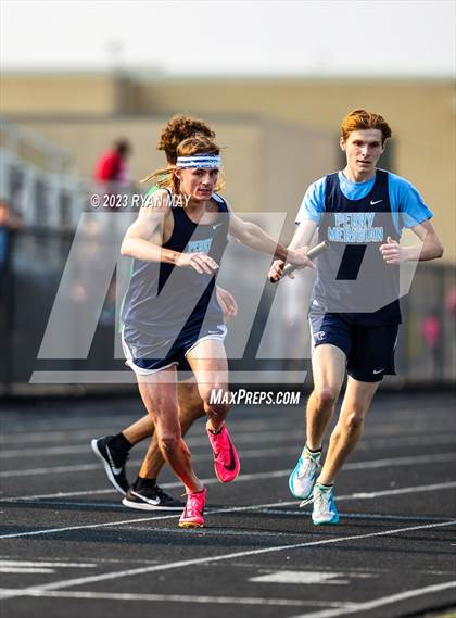 Thumbnail 3 in IHSAA Sectionals photogallery.