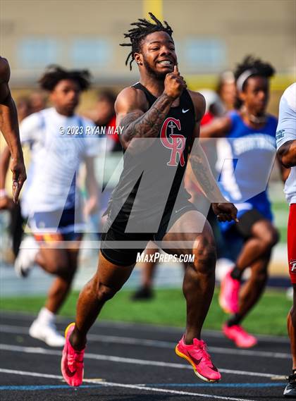 Thumbnail 1 in IHSAA Sectionals photogallery.
