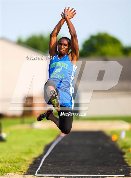 Thumbnail 2 in IHSAA Sectionals photogallery.