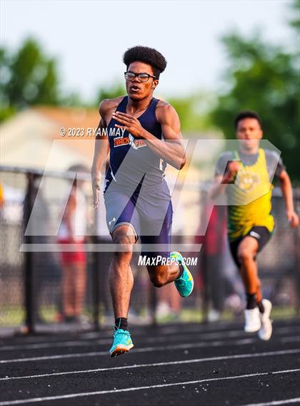 Thumbnail 2 in IHSAA Sectionals photogallery.