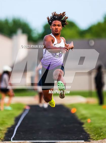 Thumbnail 2 in IHSAA Sectionals photogallery.