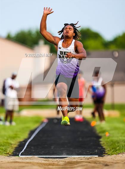 Thumbnail 2 in IHSAA Sectionals photogallery.