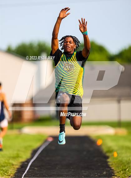 Thumbnail 1 in IHSAA Sectionals photogallery.