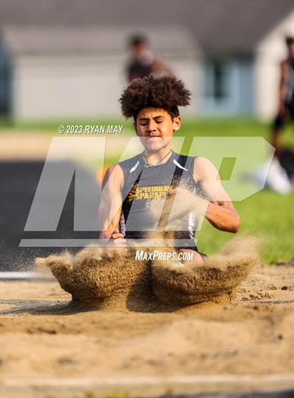 Thumbnail 2 in IHSAA Sectionals photogallery.
