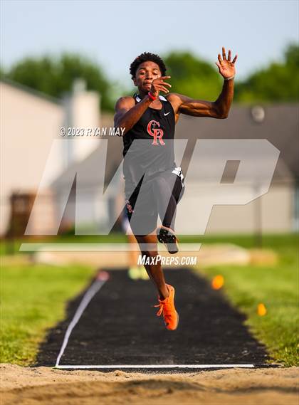 Thumbnail 3 in IHSAA Sectionals photogallery.