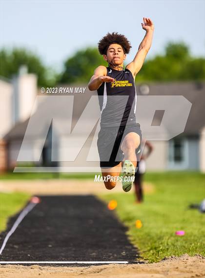 Thumbnail 1 in IHSAA Sectionals photogallery.
