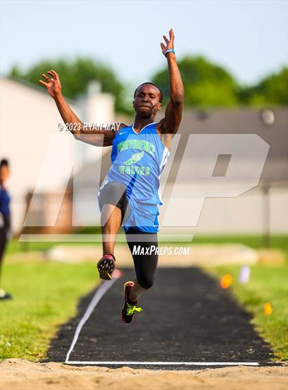Thumbnail 2 in IHSAA Sectionals photogallery.