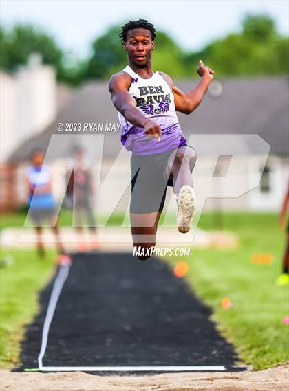 Thumbnail 1 in IHSAA Sectionals photogallery.
