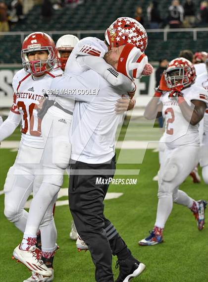 Thumbnail 3 in Sweetwater vs. Gilmer (UIL 4A Semifinal) photogallery.