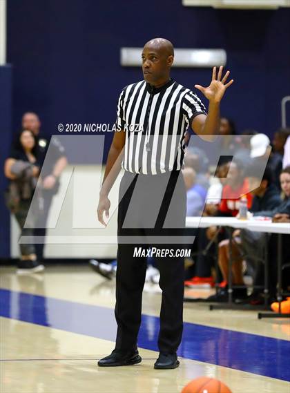 Thumbnail 1 in Westchester vs. Fairfax (CIF LAC Open Finals) photogallery.
