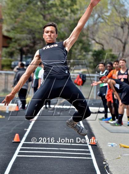Thumbnail 2 in Taos Tiger Relays photogallery.