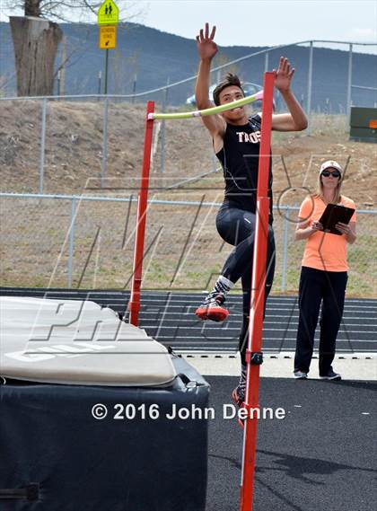 Thumbnail 2 in Taos Tiger Relays photogallery.