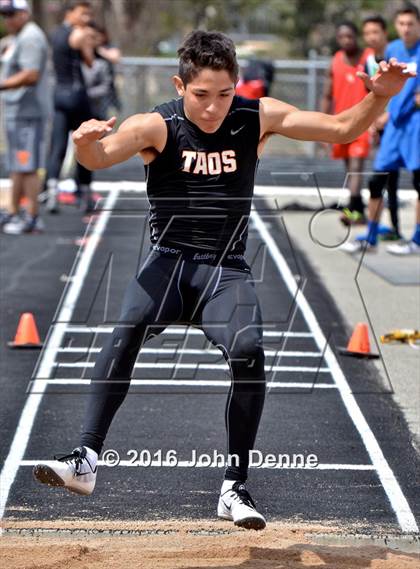 Thumbnail 2 in Taos Tiger Relays photogallery.