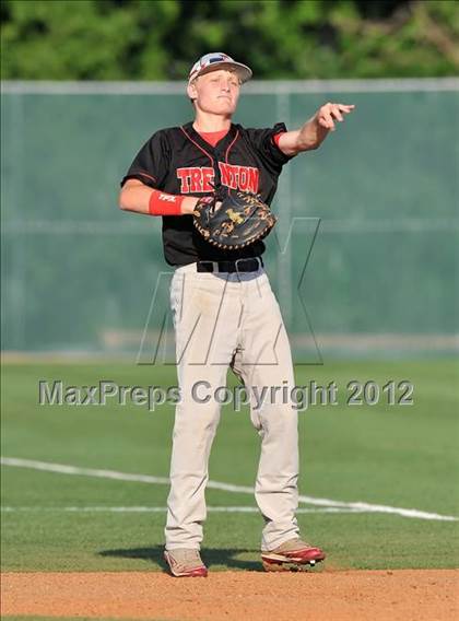 Thumbnail 1 in Wolfe City vs. Trenton (UIL 1A Region 2 Quarterfinal Playoff) photogallery.