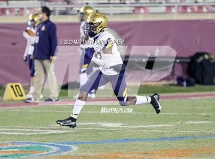 Thumbnail 1 in St. Thomas Aquinas vs. Edgewater (FHSAA 7A State Final) photogallery.