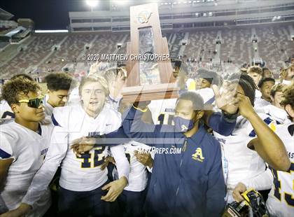 Thumbnail 2 in St. Thomas Aquinas vs. Edgewater (FHSAA 7A State Final) photogallery.