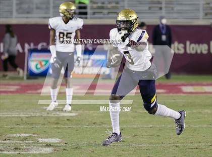 Thumbnail 2 in St. Thomas Aquinas vs. Edgewater (FHSAA 7A State Final) photogallery.