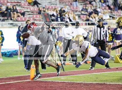 Thumbnail 2 in St. Thomas Aquinas vs. Edgewater (FHSAA 7A State Final) photogallery.