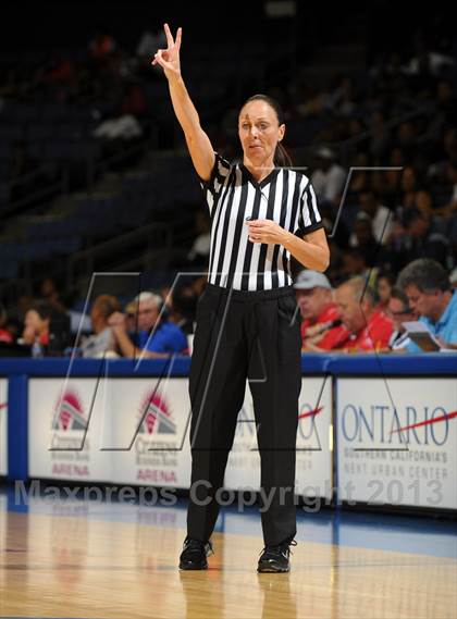 Thumbnail 3 in Windward vs. Mater Dei (CIF SoCal Open Division Regional Final) photogallery.