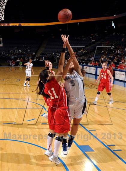 Thumbnail 3 in Windward vs. Mater Dei (CIF SoCal Open Division Regional Final) photogallery.