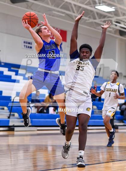 Thumbnail 3 in Nimitz vs Katy Taylor photogallery.
