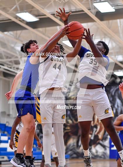 Thumbnail 2 in Nimitz vs Katy Taylor photogallery.