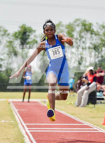 Thumbnail 2 in UIL Regional Track & Field Meet R3 photogallery.