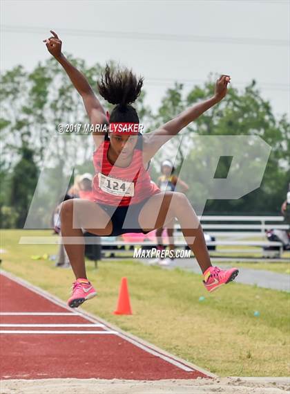 Thumbnail 1 in UIL Regional Track & Field Meet R3 photogallery.