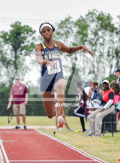 Thumbnail 2 in UIL Regional Track & Field Meet R3 photogallery.