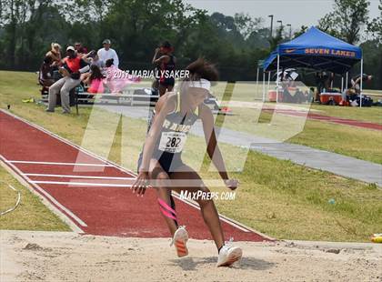 Thumbnail 2 in UIL Regional Track & Field Meet R3 photogallery.