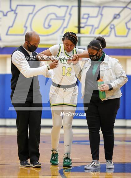Thumbnail 3 in DeSoto vs. Shoemaker (UIL 6A Bi-District) photogallery.