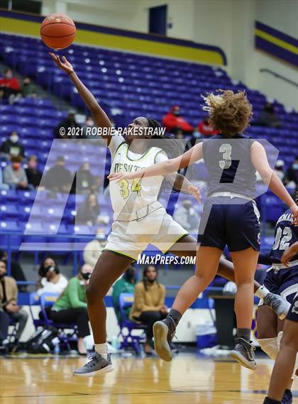 Thumbnail 2 in DeSoto vs. Shoemaker (UIL 6A Bi-District) photogallery.