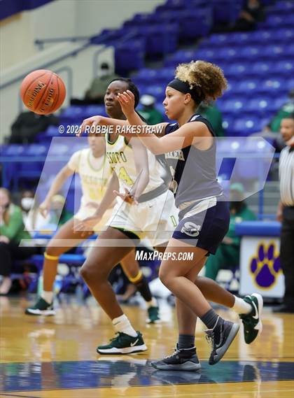 Thumbnail 2 in DeSoto vs. Shoemaker (UIL 6A Bi-District) photogallery.