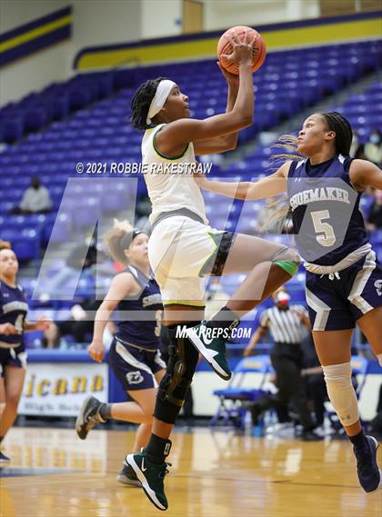 Thumbnail 3 in DeSoto vs. Shoemaker (UIL 6A Bi-District) photogallery.