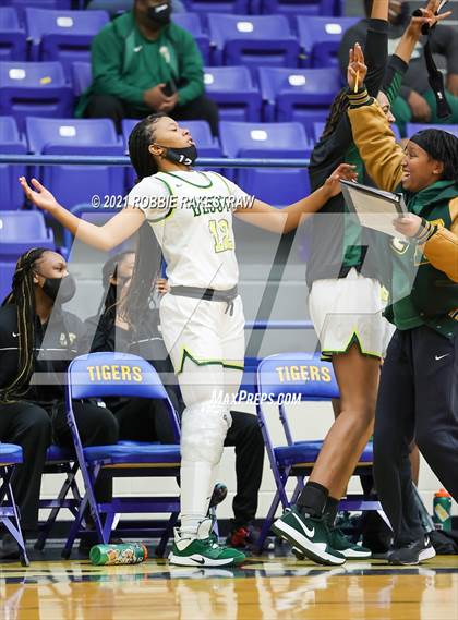 Thumbnail 2 in DeSoto vs. Shoemaker (UIL 6A Bi-District) photogallery.