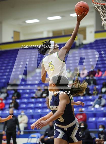 Thumbnail 2 in DeSoto vs. Shoemaker (UIL 6A Bi-District) photogallery.