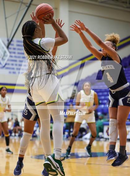 Thumbnail 2 in DeSoto vs. Shoemaker (UIL 6A Bi-District) photogallery.