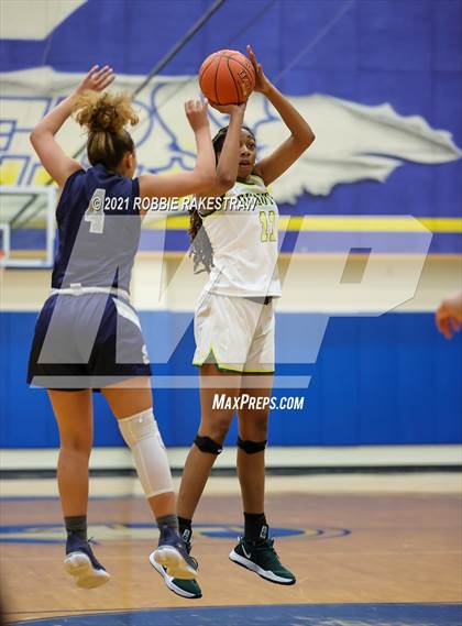Thumbnail 2 in DeSoto vs. Shoemaker (UIL 6A Bi-District) photogallery.