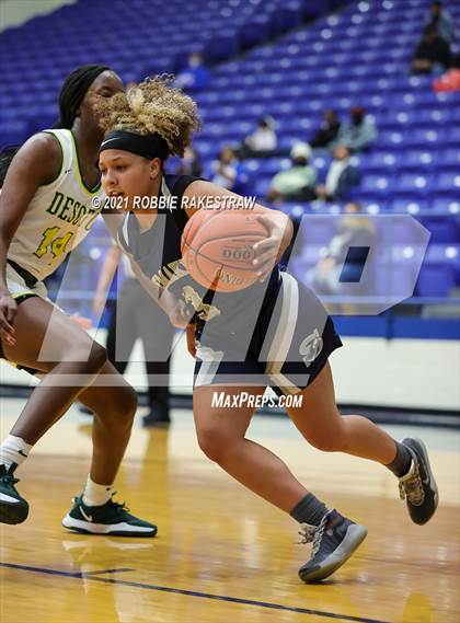 Thumbnail 3 in DeSoto vs. Shoemaker (UIL 6A Bi-District) photogallery.