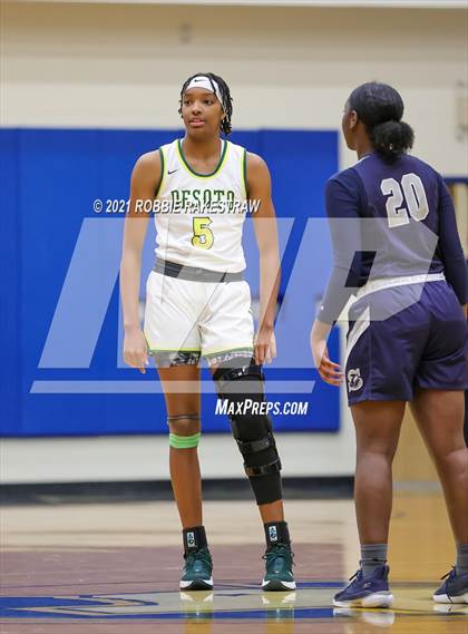 Thumbnail 3 in DeSoto vs. Shoemaker (UIL 6A Bi-District) photogallery.