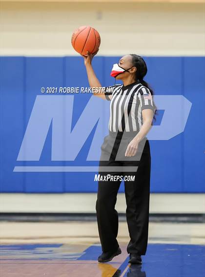 Thumbnail 1 in DeSoto vs. Shoemaker (UIL 6A Bi-District) photogallery.